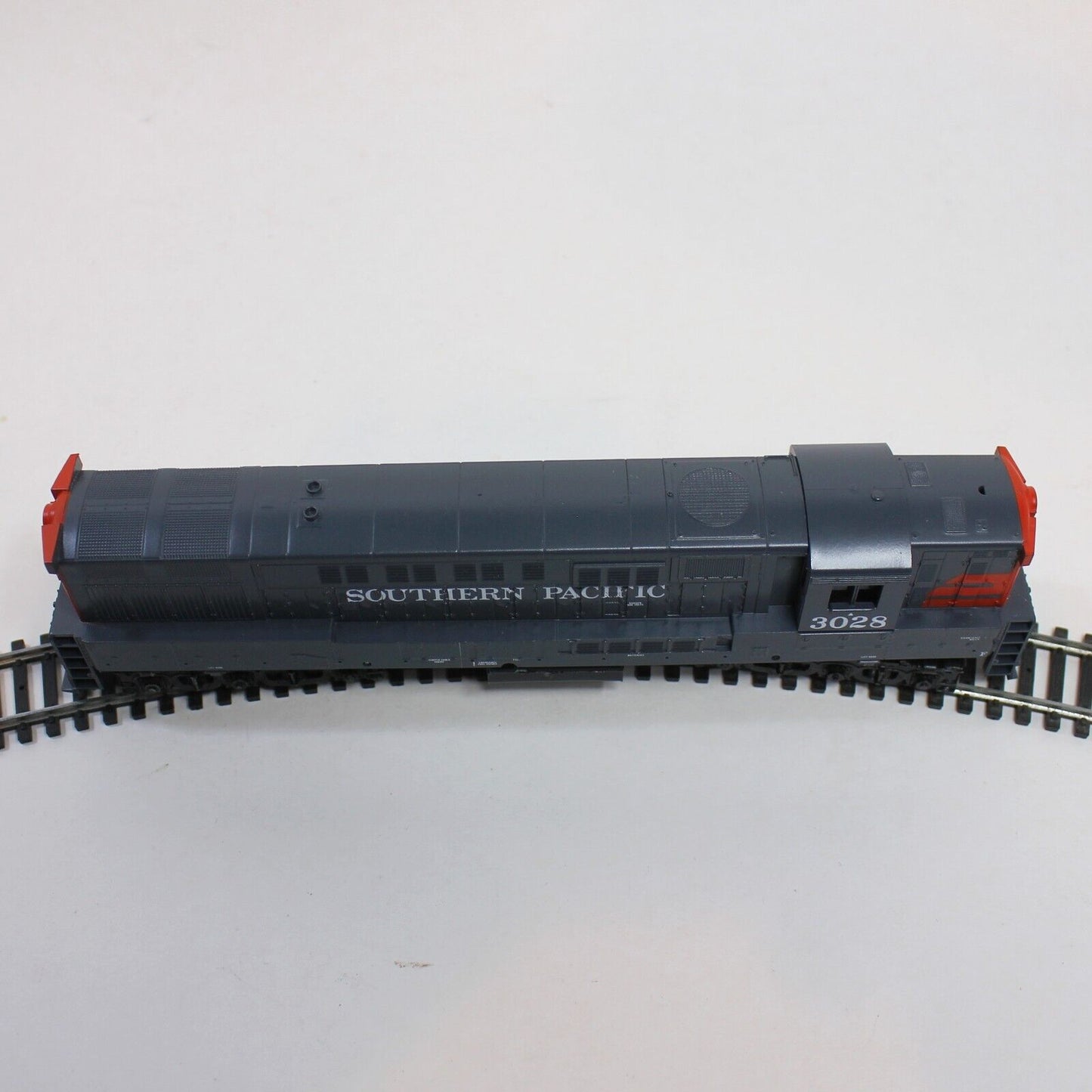 Athearn Trainmaster Powered Southern Pacific #3028 HO Scale Locomotive- In Box