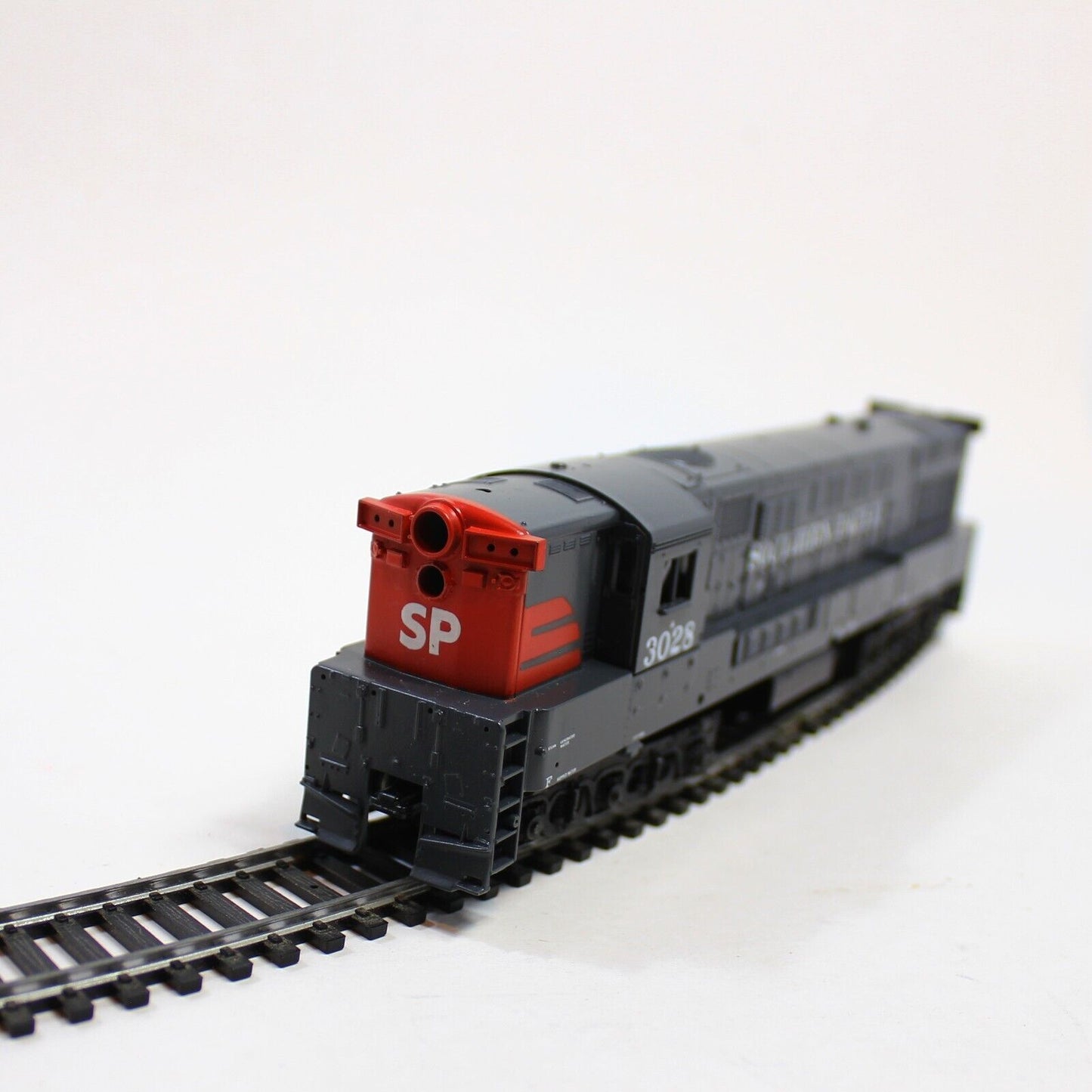 Athearn Trainmaster Powered Southern Pacific #3028 HO Scale Locomotive- In Box