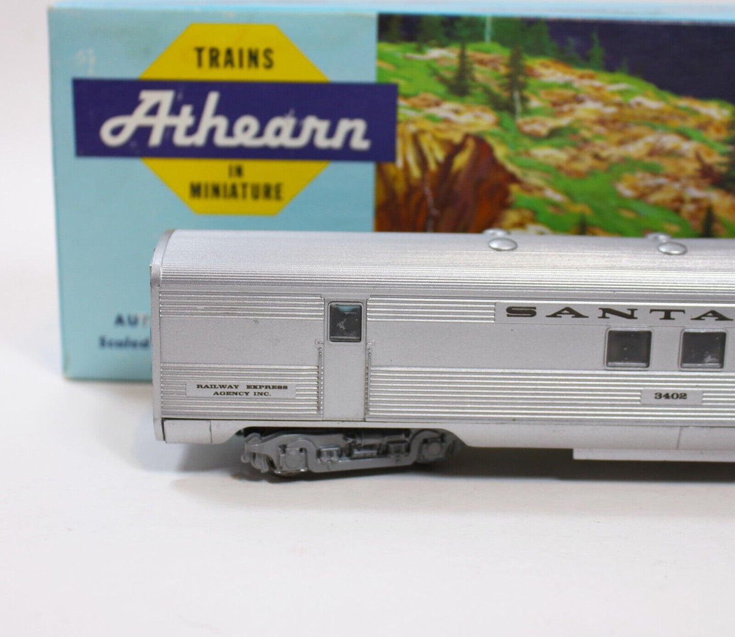 Athearn Train 1801 Santa Fe Streamline R. P. O. #3402 HO Scale-Pre built