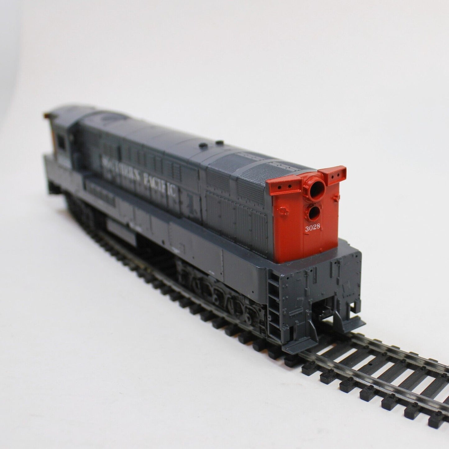 Athearn Trainmaster Powered Southern Pacific #3028 HO Scale Locomotive- In Box