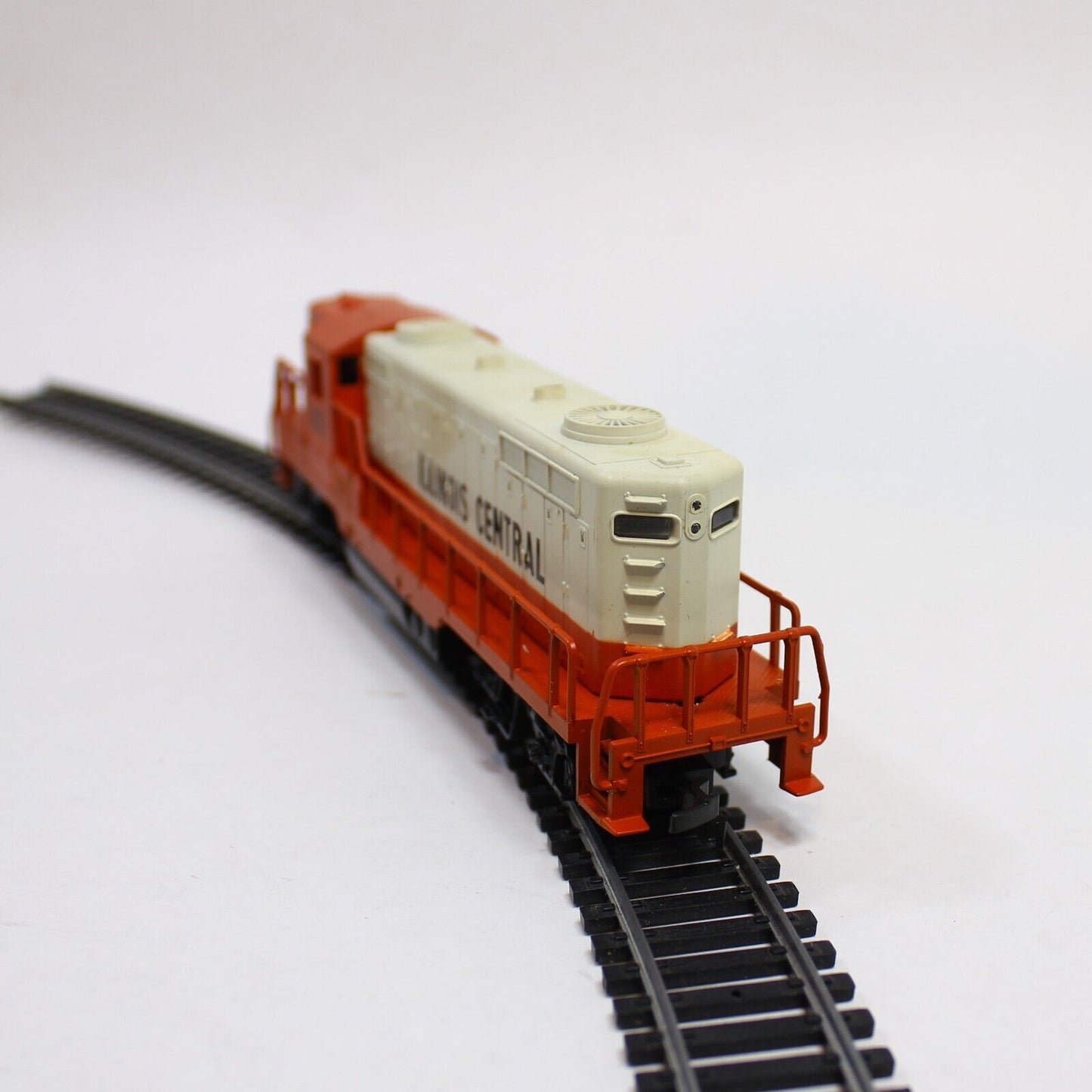 AHM Illinois Central GP-18 Powered Diesel Locomotive HO Scale Train - In Box
