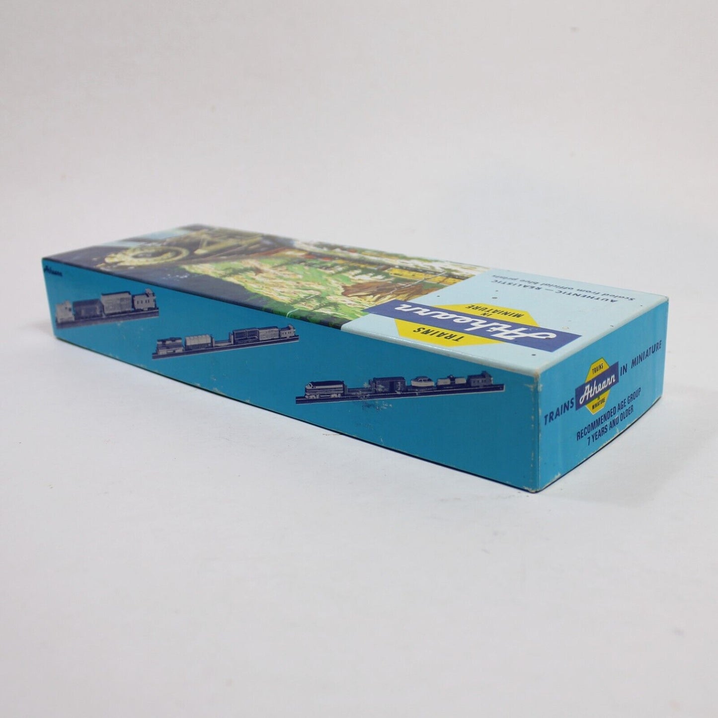 Athearn Trainmaster Powered Southern Pacific #3028 HO Scale Locomotive- In Box